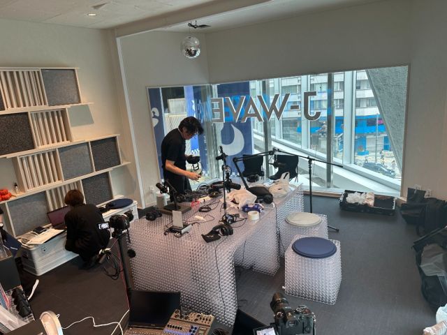 配信のための準備をしている田口さんとエンタミナのスタッフさん