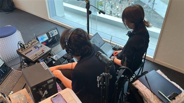 配信中のオペレーションをしている田口さんとスタッフさん