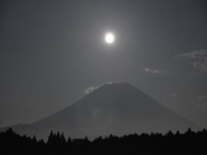 満月で黒い富士山のシルエットが！